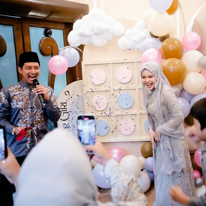 <p>Jenis kelamin anak pertama Chand Kelvin dan Dea Sahirah adalah laki-laki, Bunda. Hal ini diketahui dari jumlah kertas berwarna biru muda yang jumlahnya lebih banyak dari merah muda. "Tasyakuran 4 bulan kehamilan & <em>gender reveal.. Alhamdulillah it's a boy,</em>" tulis Chand Kelvin dalam unggahan di Instagram. (Foto: Instagram @chand_kelvin)</p>