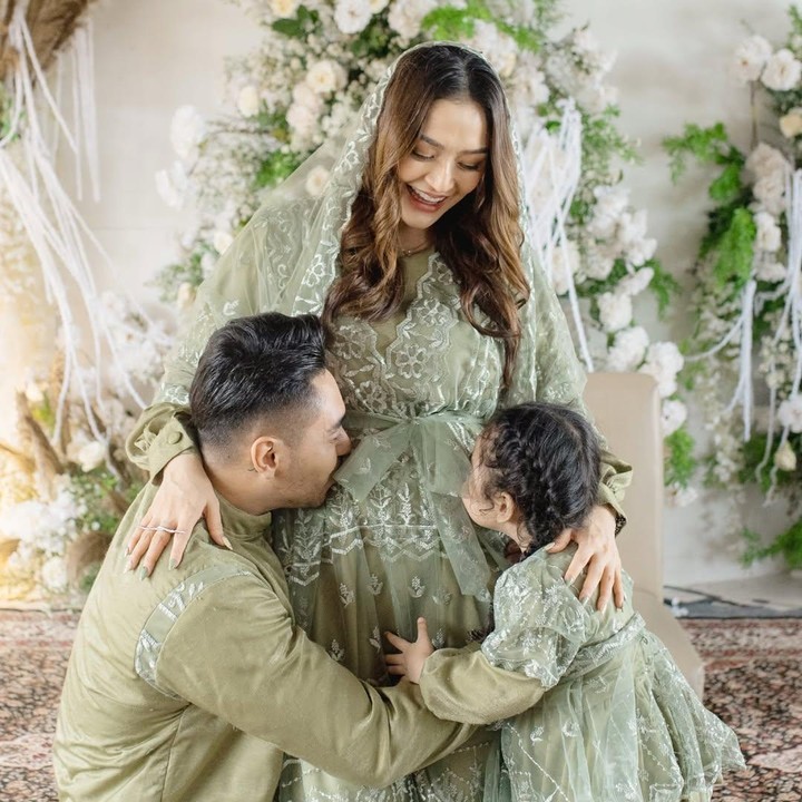 <p>Belum lama ini, penyanyi dangdut Siti Badriah mengumumkan kehamilan keduanya. Siti ternyata sempat hamil anak kembar. Namun, satu janin Siti mesti diangkat lantaran tumbuh di aluran tuba atau luar rahim. Meski sedih, Siti dan suami Krisjiana Baharudin percaya bahwa ini adalah takdir Tuhan yang mesti dilewati. Saat ini, usia kehamilan kedua Siti Badriah sudah masuk trimester kedua, Bunda. (Foto: Instagram @krisjianabah/ @sitibadriahh)</p>