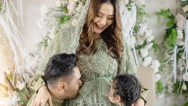 5 Potret Bunda Seleb yang Umumkan Kehamilan di Akhir Tahun 2024