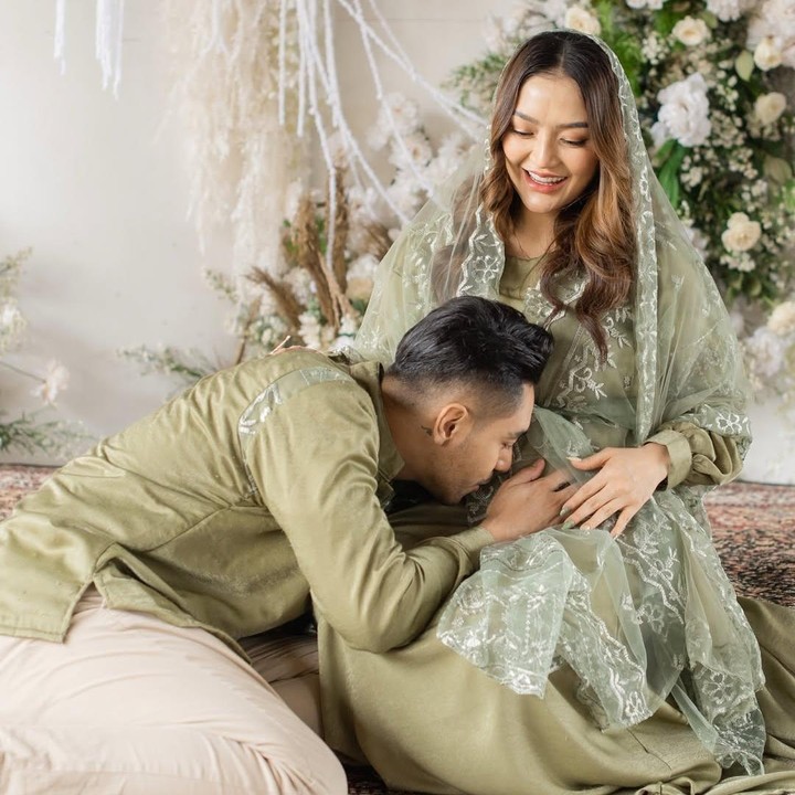 <p>Dekorasi acara tasyakuran kehamilan Siti Badriah ini didominasi oleh bunga berwarna putih dengan daun hijau. Dekorasi backdrop ini terlihat sederhana namun elegan, cocok dengan tema hijau pakaian yang dikenakan Siti Badriah dan keluarganya. (Foto: Instagram @krisjianabah/ @sitibadriahh)</p>
