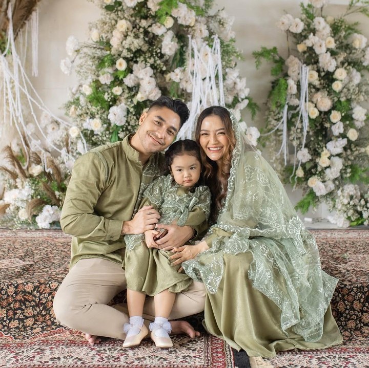 <p>Melalui unggahan ini, Siti Badriah dan sang suami masih menyembunyikan jenis kelamin anak kedua ini, Bunda. Keduanya bahkan mengaku belum mempersiapkan nama anak kedua ini. (Foto: Instagram @krisjianabah/ @sitibadriahh)</p>