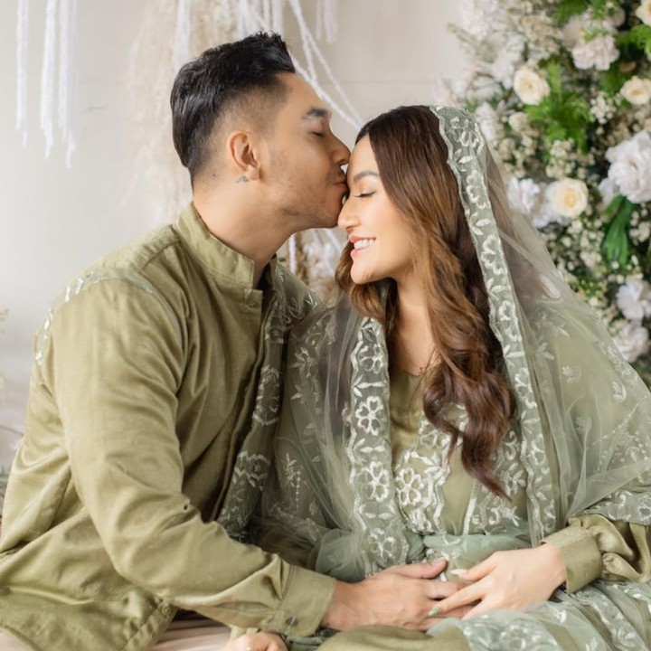 <p>Siti Badriah tengah menjalani kehamilan keduanya, Bunda. Baru-baru ini, Siti Badriah dan sang suami Krisjiana Baharudin menggelar acara tasyakuran 4 bulanan kehamilan kedua ini. (Foto: Instagram @krisjianabah/ @sitibadriahh)</p>