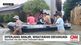 VIDEO: Diterjang Banjir, Wisatawan di Bali Dievakuasi