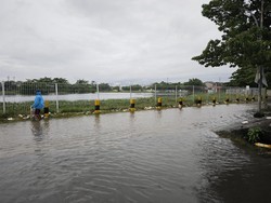 Waduk Tunggu Pampang Makassar Meluap ke Jalan Usai Hujan Semalaman