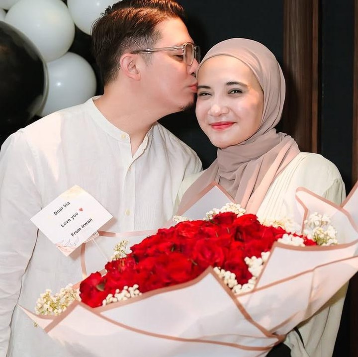 <p>Sementara itu, Zaskia Sungkar juga mengungkap perasaan bahagianya diberikan kejutan oleh orang-orang tersayang. "<em>Thank you so much , Allahumma baarik lahum</em>. Semoga jadi sisa usia yg bermanfaat. Ditambah imannya. Terimaksih doa dan cintanya, Sayang smua pake bgt. Doa yg sama untuk suami ku tercinta dan semua sahabat2 ku tersayang," ungkap Zaskia. (Foto: Instagram @zaskiasungkar15/ @irwansyah_15)</p>