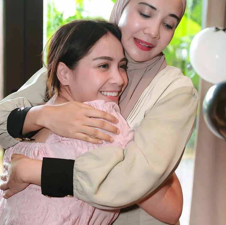 <p>Turut hadir memberikan kejutan adalah sahabat Zaskia, yakni pasangan Raffi Ahmad dan Nagita Slavina. Zaskia dan Nagita yang sudah lama bersahabat ini tampak berbagi pelukan kebahagiaan. Zaskia juga sempat tak kuasa menahan tangis bahagia kala mendapatkan kejutan dari para sahabat. (Foto: Instagram @zaskiasungkar15/ @irwansyah_15)</p>