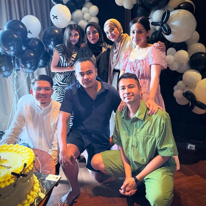<p>Bunda Seleb Zaskia Sungkar baru saja bertambah usia menjadi 34 tahun. Bunda satu anak ini berulang tahun ke-34 pada 22 Desember 2024. Di hari spesial ini, Zaskia mendapatkan kejutan ulang tahun dari sahabat dan suaminya, Irwansyah. (Foto: Instagram @zaskiasungkar15/ @irwansyah_15)</p>