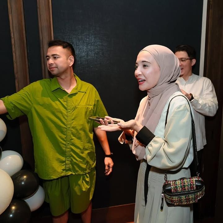 <p>Melalui unggahan di Instagram, Zaskia membagikan momen perayaan ulang tahunnya yang tak terduga tersebut. Ternyata, kejutan ulang tahun ini sudah disiapkan oleh sang suami saat mereka tengah berlibur ke Bali. (Foto: Instagram @zaskiasungkar15/ @irwansyah_15)</p>