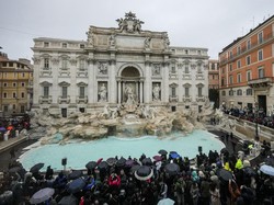 Nyemplung ke Trevi Fountain, Turis Tipsy Diblacklist Selamanya