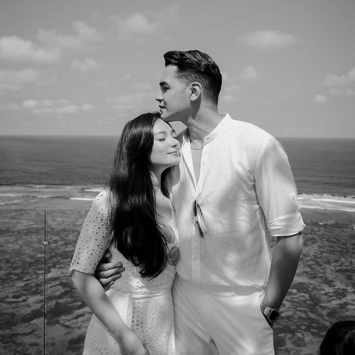 <p>Momen itu dibagikan langsung oleh Asmirandah dengan mengunggah beberapa potret romantis bersama sang suami. Tak hanya itu, ia pun menuliskan <em>caption</em> menghitung berapa lama kebersamaan mereka. (Foto: Instagram@asmirandah89)</p>