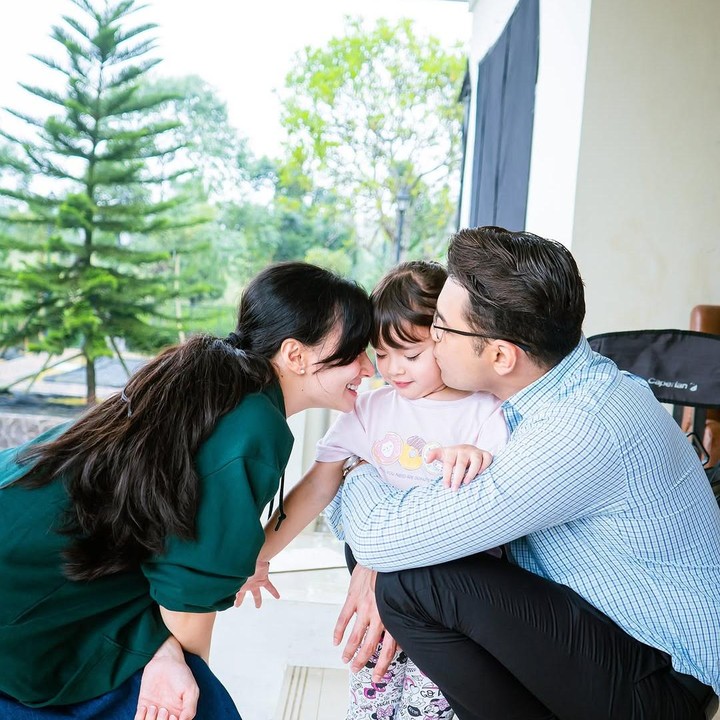 <p>Kebahagiaan mereka tentunya juga bertambah dengan kehadiran sang putri, Chloe Emanuelle Van Wattimena, yang lahir pada 25 Desember 2020. (Foto: Instagram@asmirandah89)</p>