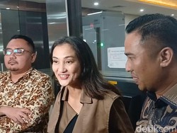 Video: Diperiksa 10 Jam, Atiqah Hasiholan Bantah Ibunya Gelapkan Warisan