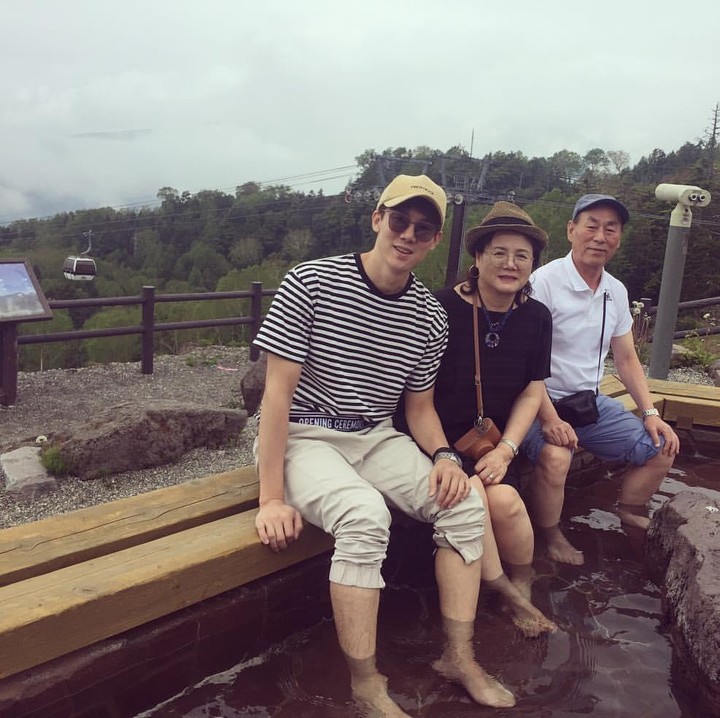 <p>Ayah Yoo Yeon Seok merupakan seorang profesor teknik sipil di Universitas Kyungsang. Sedangkan, sang ibunda adalah seorang pelukis. Selain itu, Yoo Yeon Seok memiliki saudara laki-laki yang penuh dengan prestasi, Bunda. (Foto: Instagram @yoo_yeonseok)</p>