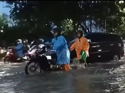 Malam Natal di Surabaya Diterjang Hujan Deras, Beberapa Titik Terendam Banjir
