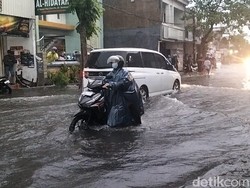 Hujan Lebat 2 Jam Lebih Genangi Sejumlah Ruas Jalan di Surabaya