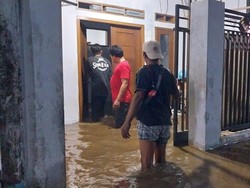 Sungai Amprong Meluap Rendam Rumah Warga Lesanpuro Kota Malang