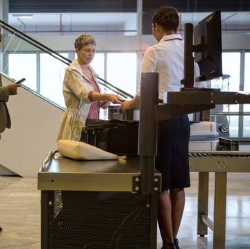 8 Cara Menghindari Antrean Panjang di Bandara, Biar Nggak Nunggu Lama!