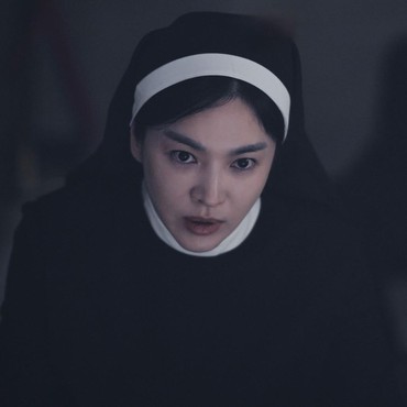 Pengakuan Song Hye Kyo Kerja Keras Belajar Merokok untuk 'Dark Nuns'