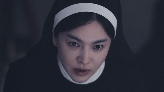 Pengakuan Song Hye Kyo Kerja Keras Belajar Merokok untuk Dark Nuns