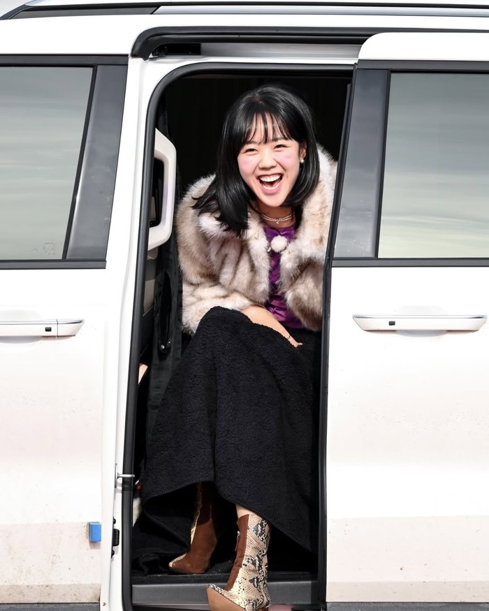 Dirinya yang kerap memberikan penampilan energik dan ceria, membuat PD Choi memutuskan untuk mengisi kekosongan Jeon So Min dengan kehadiran Ji Ye Eun sebagai anggota tetap./ Foto: instagram.com/sbs_runningman_sbs