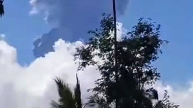 Gunung Raung di Jawa Timur Erupsi, Awan Jamur Raksasa Muncul