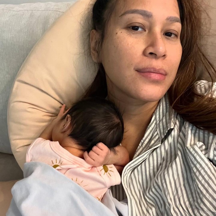 <p>Istri aktor Abimana Aryasatya, Inong Ayu melahirkan anak kelima berjenis kelamin perempuan pada bulan September 2024. Hingga kini, Inong Ayu dan sang suami masih menyembunyikan nama dan wajah sang putri. Perlu diketahui ya, Inong Ayu hamil di usia 43 tahun dan jarak usia anak sulung dan bungsunya diketahui lebih dari 20 tahun. (Foto: Instagram @inong_ayu)</p>