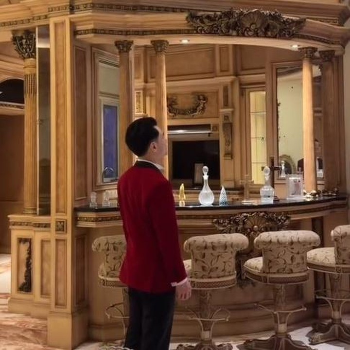 <p>Rumah mewah ini tampaknya menjadi hunian impian bagi Jess No Limit. Pasalnya, ia pernah merasakan hidup sederhana dengan hanya tidur di sofa sebuah kamar kecil. Kini, mimpinya terwujud. Ia bersama sang istri dan putri kecil mereka Sophia bisa tinggal di hunian mewah. "Dulu, saya hanya tidur di sofa di sebuah kamar kecil. Tapi sekarang, Tuhan begitu baik, hingga saya bisa diberkati dengan rumah yang nyaman seperti ini. Puji Tuhan hari ini 23 Desember 2024 saya, Sisca dan Sophia pindah ke rumah baru," ungkap Jess No Limit. (Foto: Instagram @jessnolimit/ @siscakohl)</p>