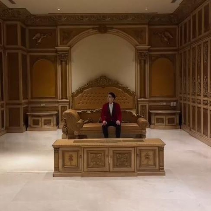 <p>Pasangan YouTuber Jess No Limit dan Sisca Kohl baru saja menempati hunian baru yang mewah. Pasangan yang menikah pada 10 Oktober 2022 ini menunjukkan sudut rumah mewah yang baru ditempatinya pada 23 Desember 2024 ini, Bunda. (Foto: Instagram @jessnolimit/ @siscakohl)</p>