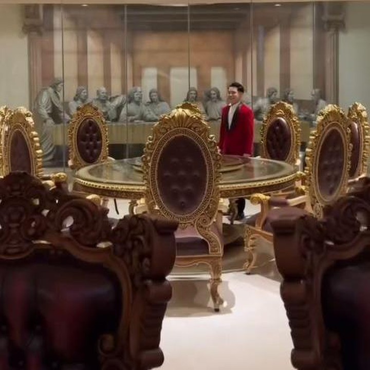 <p>Tak hanya ruang utama, Jess No Limit dan Sisca Kohl juga membuat ruang makan yang mewah di dalam rumah baru ini. Meja makan bulat dengan kursi didesain dengan warna emas dan merah maroon. Di dekat meja makan, pasangan ini membagun ruang khusus untuk patung-patung yang memiliki unsur religi. (Foto: Instagram @jessnolimit/ @siscakohl)</p>