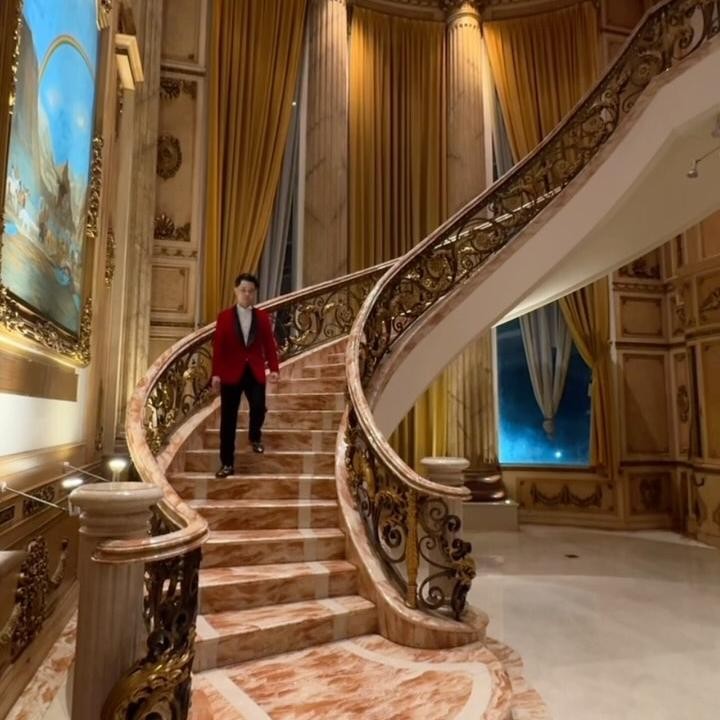 <p>Rumah bertingkat milik Jess No Limit dan Sisca Kohl ini didominasi dengan warna emas, krem, dan cokelat. Bak istana, rumah ini dilengkapi tangga yang cantik untuk menghubungkan lantai bawah dan atas. (Foto: Instagram @jessnolimit/ @siscakohl)</p>