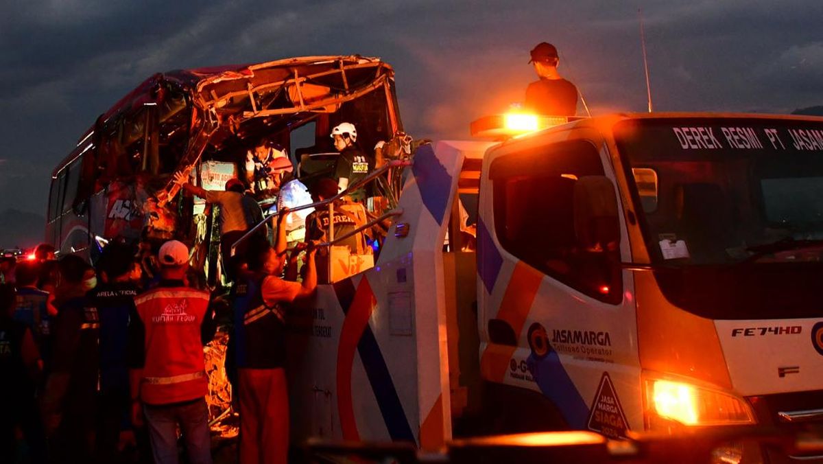 Kecelakaan Mini Bus dan Dump Truk di Tol Malang, Dua Orang Tewas