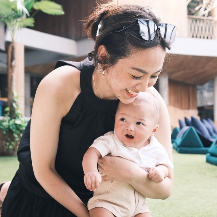 <p>Perempuan yang akrab disapa Shanju itu melahirkan anak pertamanya yang diberi nama Leander Jayden Christie pada 24 Agustus 2024. Kehadiran Jayden tentunya menambah kebahagiaan bagi Shanju dan Jonatan. (Foto: Instagram@shanju)</p>