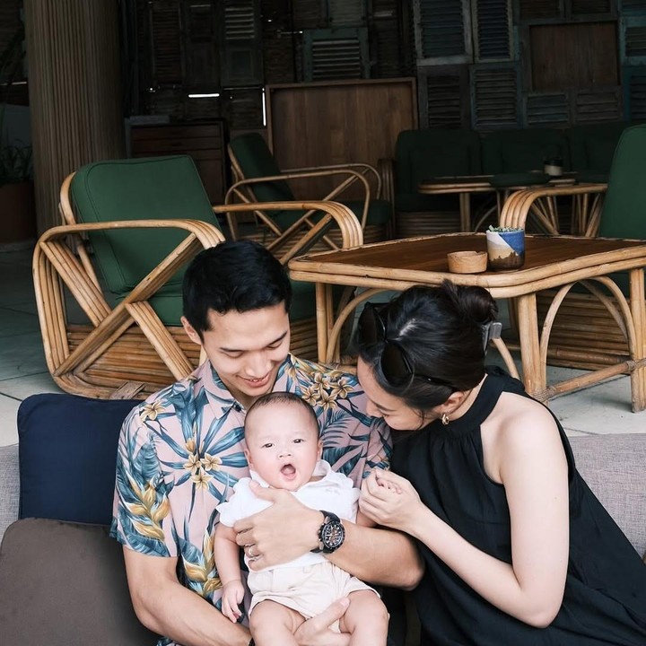 <p>Paras Jayden yang menggemaskan itu ternyata sukses mencuri perhatian netizen, nih, Bunda. "Jayden lucuu cekaliii," tulis akun <em>@_sskiapu****.</em> "GEMESSSHHHH BANGETTTT," tulis akun <em>@miliktong****.</em> (Foto: Instagram@shanju)</p>