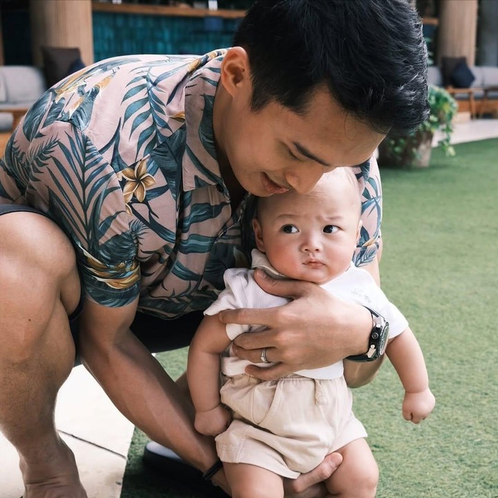 <p>Pada <em>postingan</em> tersebut, pasangan ini terlihat kompak secara bergantian menemani sang putra menginjak rumput. "<em>Sensory experience</em> pertama Jayden," tulis Shanju, dikutip dari laman <em>Instagram@shanju,</em> Selasa (24/12/2024). (Foto: Instagram@shanju)</p>