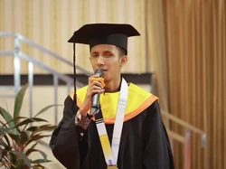 Kisah Alfian, Wisudawan Tunanetra Pertama Unair Sukses Raih Gelar S2