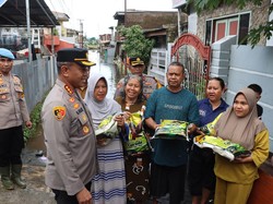 Polrestabes Makassar Beri Bantuan ke Korban Banjir di Biringkanaya-Manggala