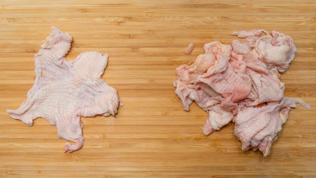 Sebenarnya kulit ayam tak sepenuhnya buruk. Ada juga beberapa manfaat kulit ayam untuk kesehatan yang perlu diketahui.