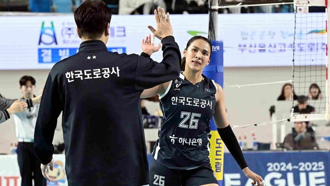 Bintang timnas voli Thailand Thanacha Sooksod membantu Hi Pass menang 3-0 (25-17, 25-18, 25-18) atas Pink Spiders dalam lanjutan Liga Voli Korea.