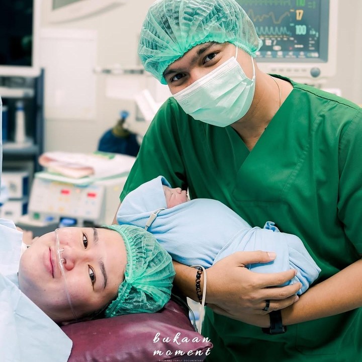 <p>Masayu Clara melahirkan anak ketiganya pada Selasa, 24 Desember 2024, di Brawijaya Hospital Antasari, Jakarta Selatan. Anak ketiganya yang berjenis kelamin laki-laki ini diberi nama Ryu Akira Sarfaraz Hy. Sebelumnya, Masayu dan suami Qausar Harta Yudana telah dikaruniai anak kembar laki-laki yang diberi nama Lam Agartha Poeteu Harta Yudana dan Vee Agartha Poeteu Harta Yudana. (Foto: Instagram @bukaan.moment via @masayuclara)</p>