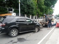 SUV Tabrak Separator Busway di Jalan Sisingamangaraja Arah Blok M