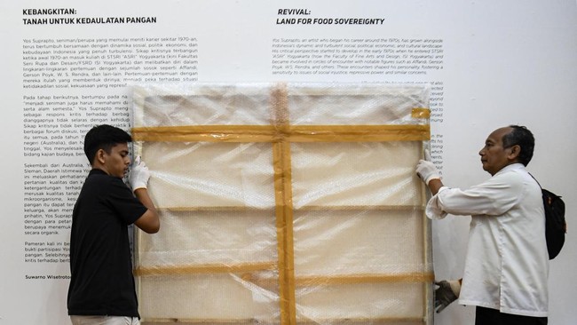 Lukisan 'Tikus Garuda' Diturunkan dari Ruang Pameran di Banjarmasin Lukisan berjudul 'Tikus Garuda' karya Rokhyat diturunkan dari ruang pameran Badri Gallery di Kota Banjarmasin, Kalimantan Selatan karena alasan faktor keamanan.