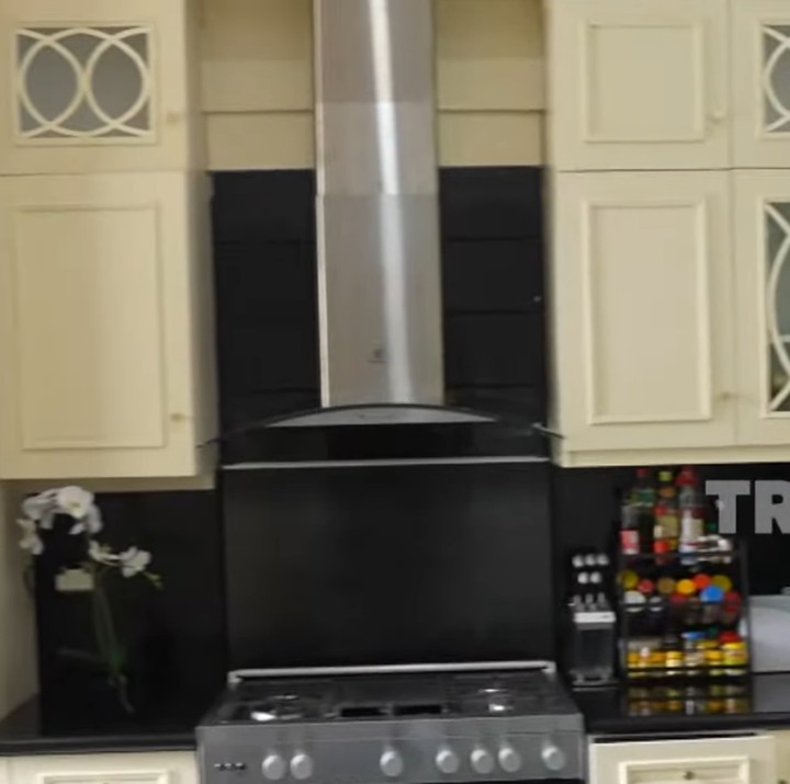 <p>Area Dapur Angbeen dan Adly pun terlihat sangat luas dengan kombinasi warna hitam dan putih. Area ini juga dilengkapi dengan peralatan yang modern. "Sebenarnya rumah yang lama dapurnya juga kayak gini. Nah, aku masih suka sama konsepnya, jadi dibikin lagi kayak gini," tutur Angbeen. (Foto: YouTube TRANS7 OFFICIAL)</p>