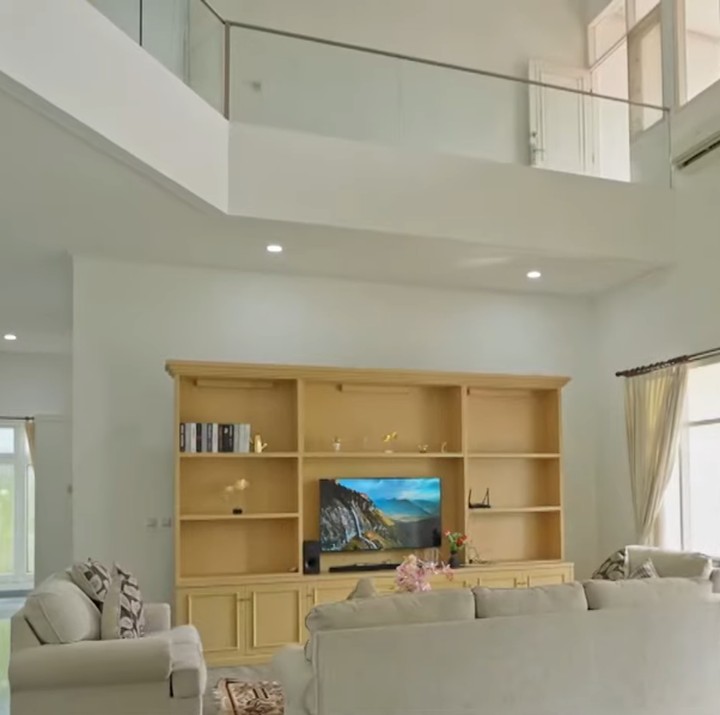 <p>Rumah mewah ini ternyata belum diisi oleh berbagai furnitur karena Adly dan sang istri baru pindah selama dua bulan. Meski begitu, nantinya ia akan beberapa area sebagai dapur hingga area bermain piano. (Foto: YouTube TRANS7 OFFICIAL)</p>