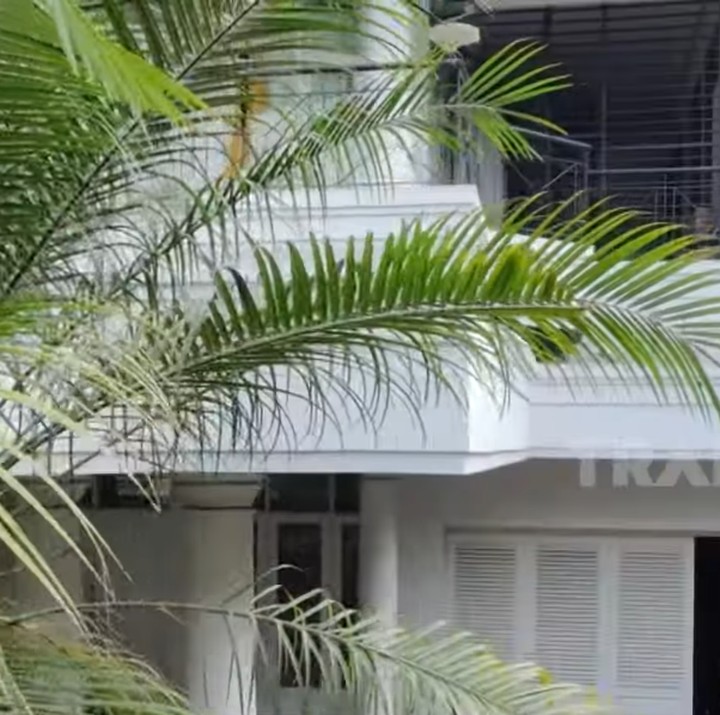 <p>Aktor Adly Fairuz dan sang istri, Angbeen, baru saja pindah ke rumah baru di kawasan elite Jakarta Selatan, Bunda. (Foto: YouTube TRANS7 OFFICIAL)</p>
