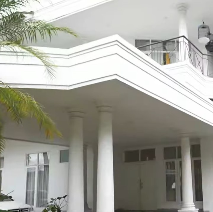 <p>Tidak hanya rumah yang besar, rumah Adly Fairuz dan Angbeen ini juga memiliki halaman yang luas. Jika ditotal, tanahnya bisa sampai 1.200 meter, lho. (Foto: YouTube TRANS7 OFFICIAL)</p>