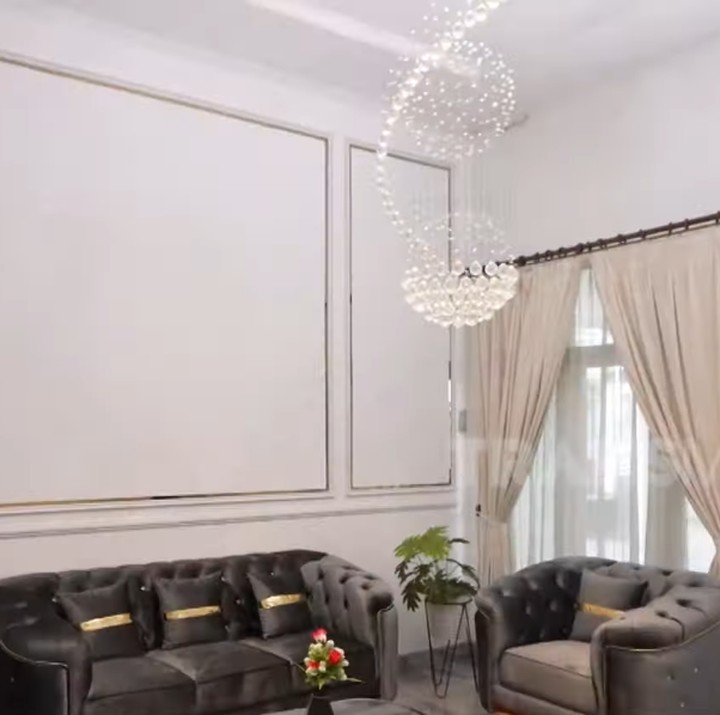 <p>Ketika memasuki rumah, Bunda akan langsung melihat ruang tamu dengan sofa mewah berbahan beludru. Di atasnya juga digantungkan sebuah lampu yang mewah dan estetik. (Foto: YouTube TRANS7 OFFICIAL)</p>