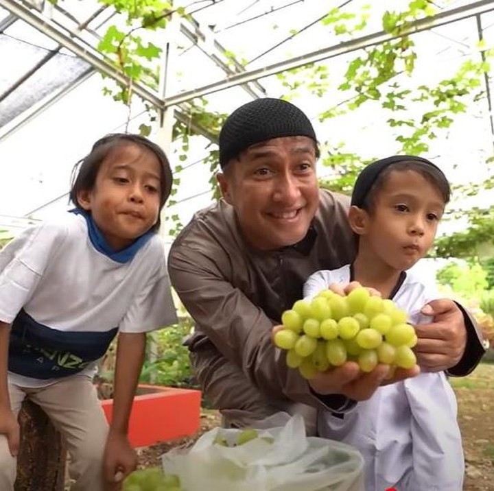 <p>Selain kolam ikan, Mamah Dedeh juga membangun perkebungan yang asri di mana ia menanam berbagai jenis tumbuhan. Ustazah 73 tahun ini bahkan secara khusus membuat kebun anggur hijau yang tumbuh subur di pekarangan rumahnya. (Foto: YouTube deHakims Story)</p>