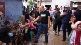 Wakil Ketua DPR Saan Mustopa Bantu Warga Terdampak Rob di Karawang