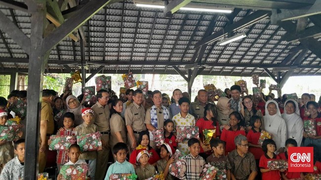 Pj Gubernur DKI Jakarta Teguh Setyabudi bersama jajaran mengunjungi Panti Asuhan Vincentius Putra dan Panti Werdha Karya Kasih menjelang perayaan Natal 2024.