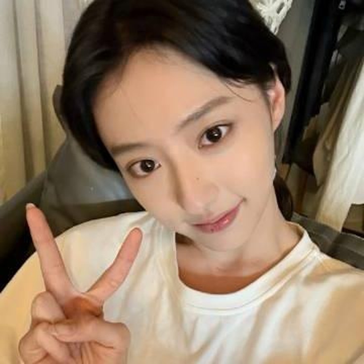 <p>Selain memiliki paras yang cantik, Hu Lianxin juga cerdas dalam ranah akademik. Melansir <em>Kbizoom</em>, Hu Lianxin berhasil masuk Central Academy of Drama, salah satu dari top tiga sekolah akting terbaik di China, dengan nilai tinggi.(Foto: Weibo @Hu Lianxin'er)</p>